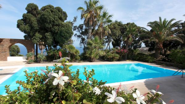 Dammuso KHAMMA:  Elegantissimo dammuso antico immerso nel più strabiliante giardino di Pantelleria...la grandissima piscina è veramente straordinaria.